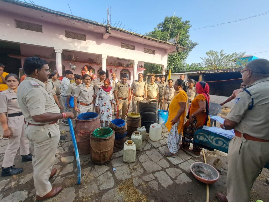 सिंधी केम्प बाड़ी में आबकारी एवं पुलिस की संयुक्त कार्यवाही, भारी मात्रा में अवैध मदिरा एवं लाहन जप्त