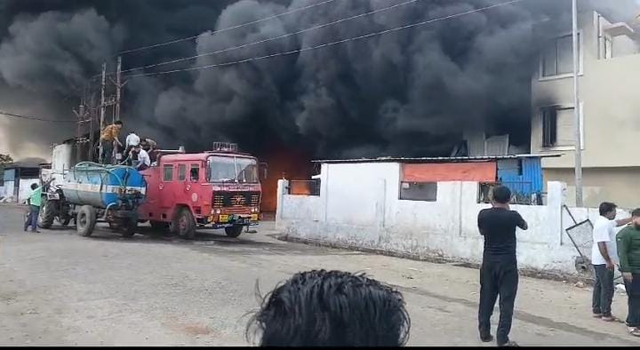 विदिशा के पूर्व विधायक शशांक भार्गव की कैमिकल फैक्ट्री मे लगी आग