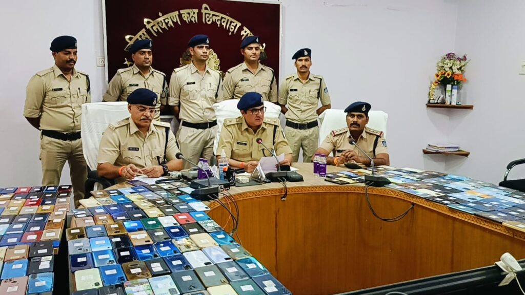 छिंदवाड़ा पुलिस ने 67 लाख 11000 रुपए कीमत के 401 मोबाइल जिले के और जिले के बाहर एवं बाहरी राज्यों से बरामद कर आवेदक को सुपुर्द