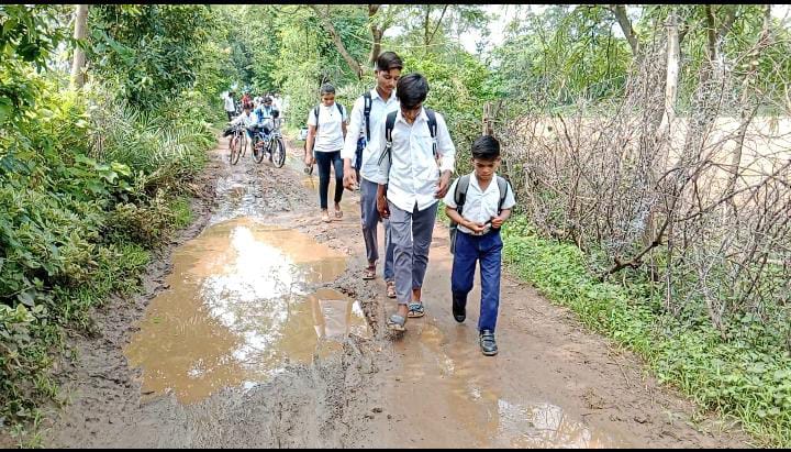 ग्रामीणों की मांग पर हुए 20लाख स्वीकृत पर सड़क निर्माण किया गलत दिशा में ग्रामीणों को नहीं मिल पा रहा सड़क निर्माण का लाभ