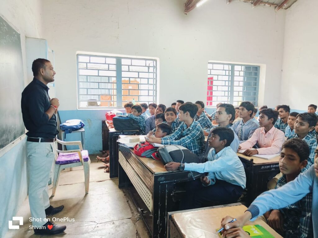 राष्ट्रीय किशोर स्वास्थ्य कार्यक्रम के तहत छात्र-छात्राओं को दी जा रही है जानकारी