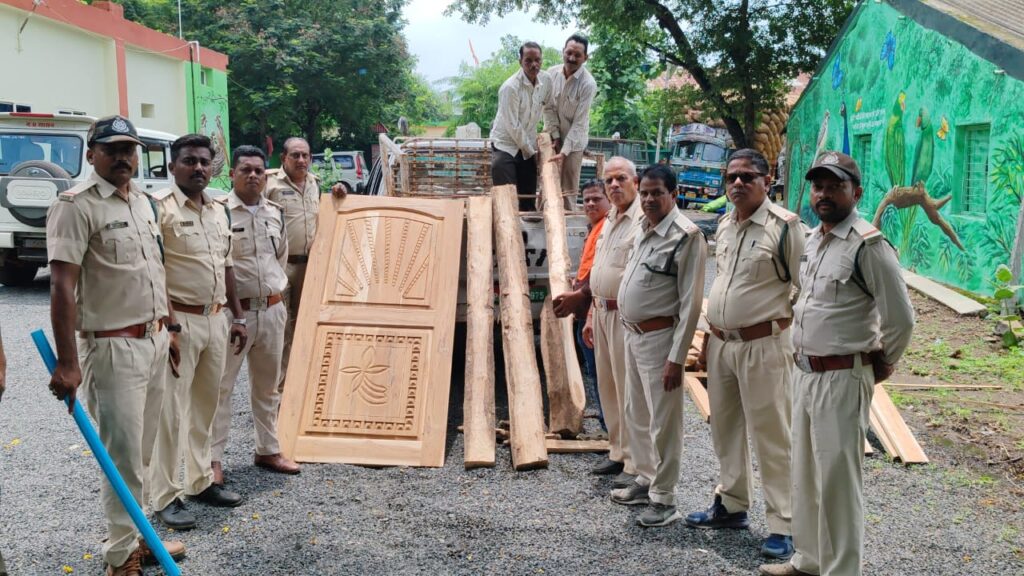 वन विभाग की लकड़ी माफियाओं के खिलाफ ताबड़तोड़ कार्रवाई से मचा हड़कंप करीब (75000) की कीमत की लकड़ी जप्त