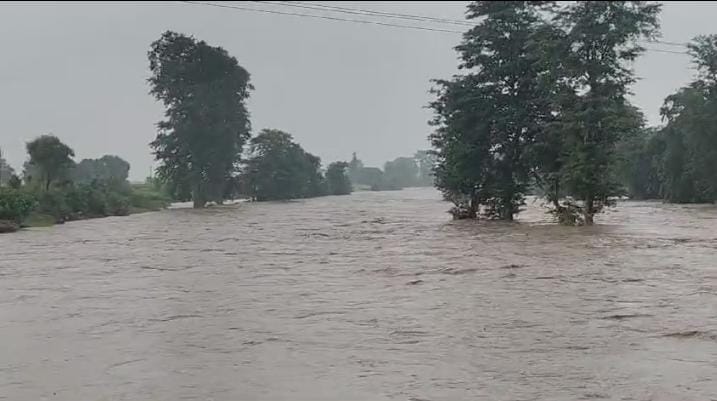 सुल्तानपुर 15 घंटे रुक रुक कर हो रही बारिश नगर सही आसपास के क्षेत्र हुए जलमंगन