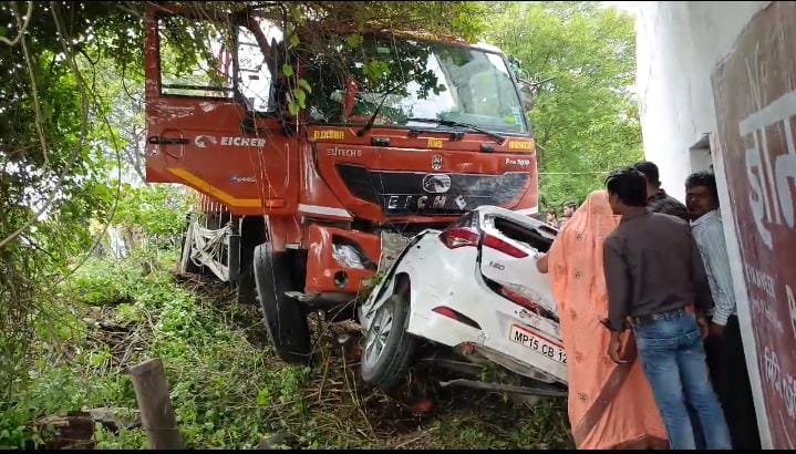 सानौधा थाना अंतर्गत जटाशंकर घाटी पर कर और ट्रक की हुई टक्कर सवार 5 की मौत एक गंभीर