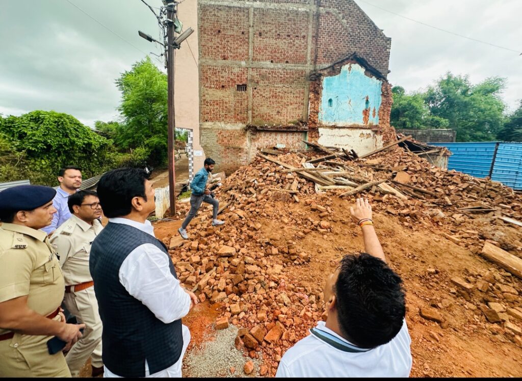 9 बच्चों की मौत पर सीएमओ और सब इंजीनियर निलंबित, जर्जर मकानों पर होगी कार्रवाई