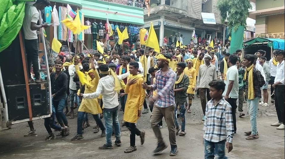 विश्वआदिवासी दिवस मनाया:आदिवासी समाज महापंचायत द्वारा निकाली रैली तहसीलदार को सौंपा ज्ञापन,