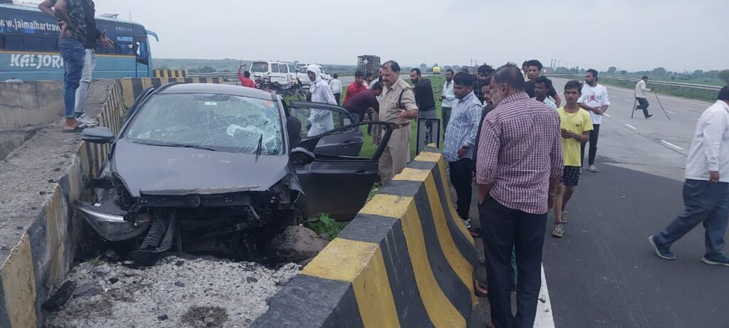 शाजापुरनेशनल हईवे पर डिवाइडर से टकराई कार तीन लोगों की हुई मौत