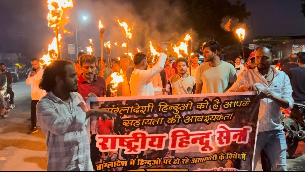 बांग्लादेश में हो रही हिंसा के विरूद्ध राष्ट्रीय हिन्दू सेना ने निकाला मशाल जुलूस