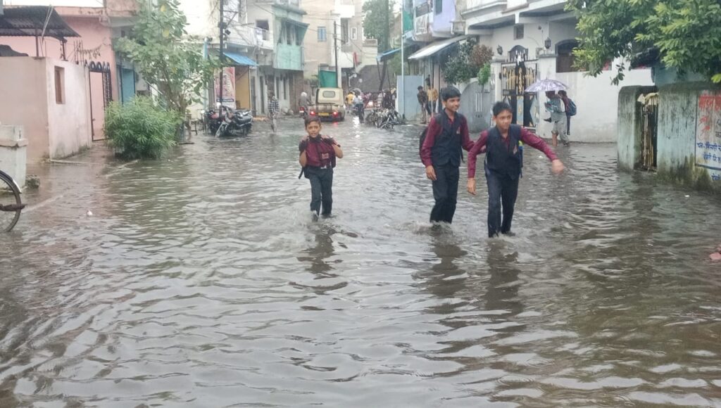 तेज बारिश से देवरी नगर के खंण्डेराव वार्ड एवं तिलक वार्ड की सड़क जलमग्न हो गई सीसी सड़क तालाब में हुई तब्दील