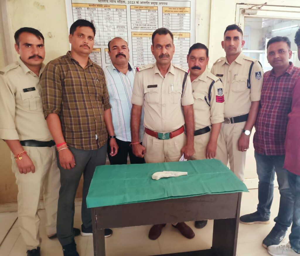 थाना कोलार रोड पुलिस ने अवैध देशी कट्टा से चली गोली की झूठी कहानी का किया चंद घंटो मे पर्दाफाश