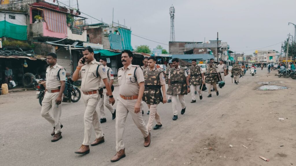 सुल्तानपुर नगर में पुलिस ने निकाला फ्लैग मार्च