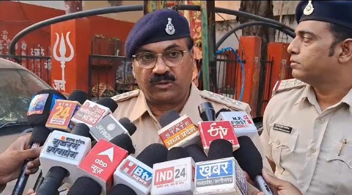 इंदौर में नशे के खिलाफ बाणगंगा पुलिस की बड़ी कार्रवाई स्कार्ट डाग के साथ चलाया सर्चिंग अभियान,,50 से ज्यादा अधिक पुलिसकर्मियों ने टीम बनाकर भागीरथपुरा में दी दबिश,