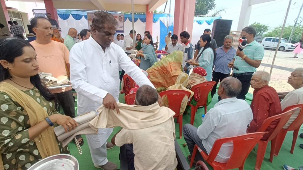 बुजुर्ग अपने अनुभवों से नई पीढ़ी को दिखाते हैं सही दिशा, रिश्तों की बुनियाद को देते हैं मजबूती- विधायक डॉ चौधरीअंतर्राष्ट्रीय वृद्धजन दिवस पर रायसेन स्थित जिला दिव्यांग पुर्नवास केन्द्र प्रांगण में कार्यक्रम आयोजित