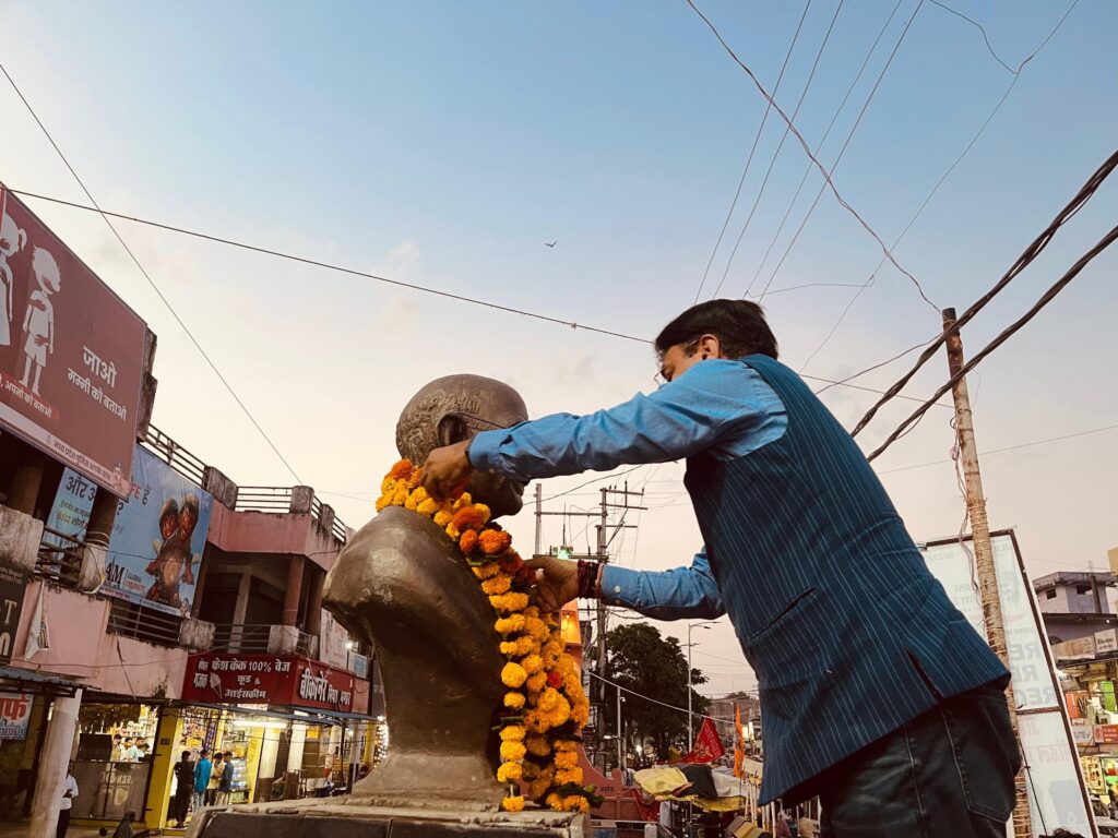 स्वास्थ्य एवं चिकित्सा शिक्षा राज्यमंत्री श्री नरेंद्र शिवाजी पटेल द्वारा रायसेन में महामाया चौक पर महात्मा गांधी जी की प्रतिमा कर माल्यार्पण किया गया। स्वास्थ्य राज्यमंत्री श्री पटेल ने महामाया चौक पर झाड़ू लगाकर साफ सफाई की।