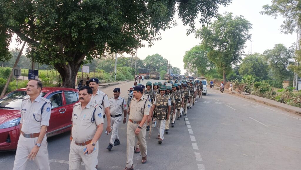 नवरात्रि एवं दशहरा पर्व के मद्देनजर थाना बम्होरी के सम्पूर्ण कस्बा क्षेत्र में निकाला गया फ्लैग मार्च