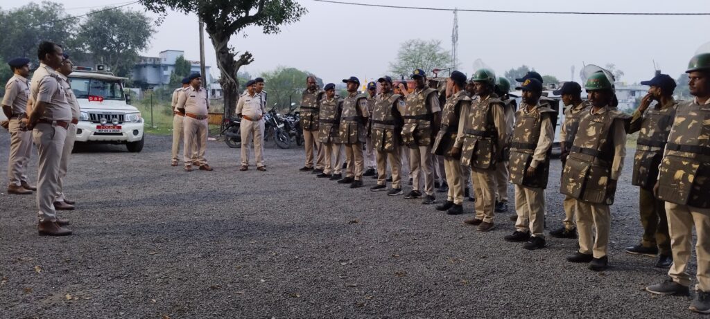 नवरात्रि एवं दशहरा पर्व के मद्देनजर थाना थाना सुल्तानपुर के सम्पूर्ण कस्बा क्षेत्र में निकाला गया फ्लैग मार्च