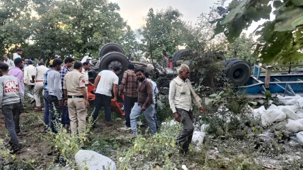 गोहरगंज थाना अंतर्गत ग्राम जमुनिया चौकी चिकलोद के पास के पास चूना से भरा ट्राला पलटा दो लोगों के दबे