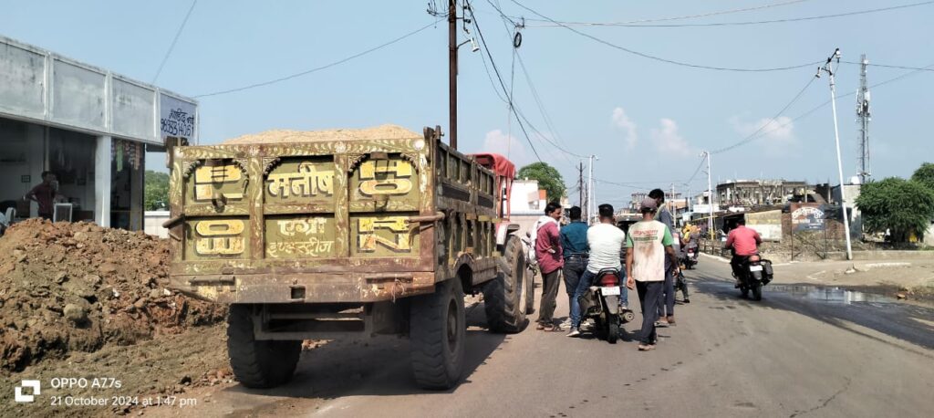 अवैध रेत परिवहन करते कृषि यंत्र पर तहसीलदार अंकिता यदुवंशी पटवारी अंकित गोयल थाना सुल्तानपुर पुलिस की संयुक्त कार्यवाही दो ट्रैक्टर ट्राली किए जप्त