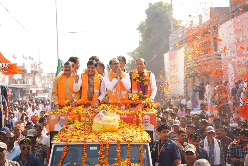 बुधनी में मुख्यमंत्री डॉ. मोहन यादव, भारतीय जनता पार्टी के प्रदेश अध्यक्ष व खजुराहो सांसद श्री विष्णुदत्त शर्मा, केन्द्रीय मंत्री श्री शिवराजसिंह चौहान ने किया रोड शो