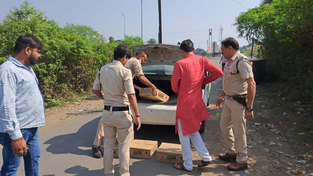 आबकारी वृत्त बरेली में अवैध शराब परिवहन के विरुद्ध निरंतर कार्यवाही मे फिर पकड़ी गई 10 पेटियों मे रखे 500 पाव गोवा व्हिस्की के साथ मारुति सुजुकी SX4