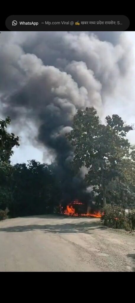 बरखेड़ा में दो ट्रक आमने सामने टकराएगेंहू से भरे ट्रक में लगी भीषण आग।