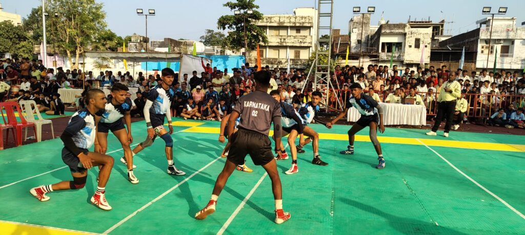 राष्ट्रीय शालेय कबड्डी प्रतियोगिता मे हो रहे रोचक मुकाबले दूर- दराज से आकर नागरिक एवं छात्र छात्राएँ कर रहे खिलाड़ियों का उत्साहवर्धन