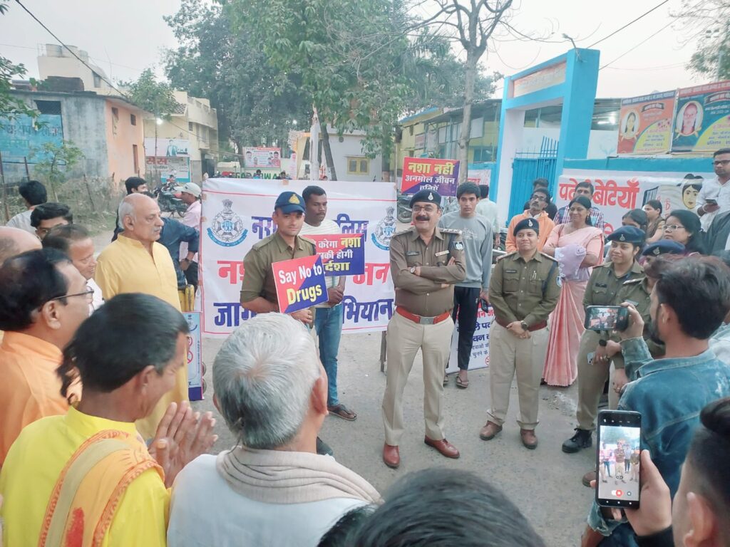 पुलिस अधीक्षक नरसिंहपुर श्रीमती मृगाखी डेका के निर्देशन में आज दिनांक 18/11/2024 को पानी की टंकी गाडरवारा में नशा मुक्ति जन जागरूकता अभियान के तहत जन चौपाल का आयोजन किया गया ।