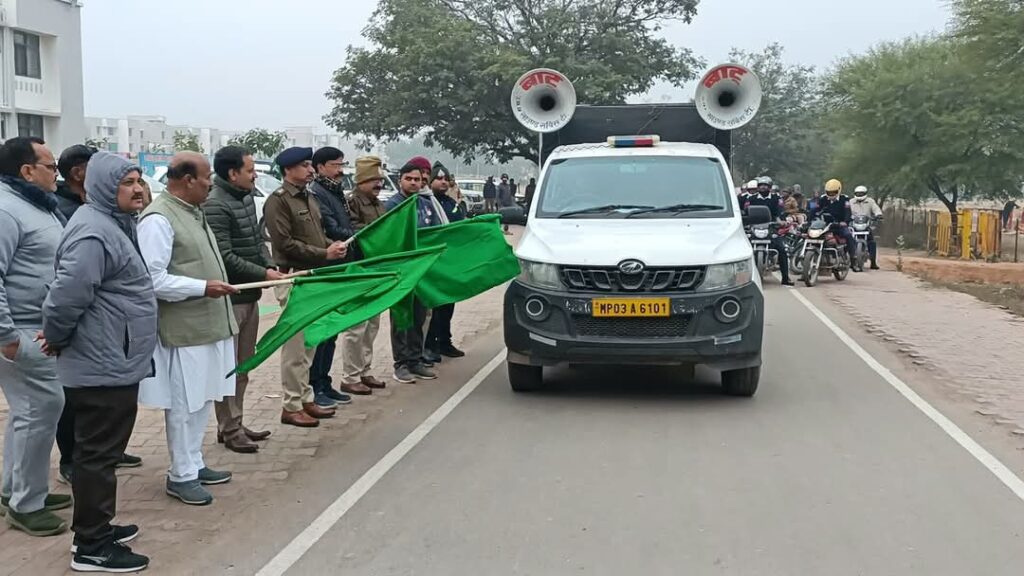 केन्द्रीय सामाजिक न्याय और अधिकारिता मंत्री डॉ वीरेन्द्र कुमार ने आज पुलिस लाईन परिसर से सड़क सुरक्षा सप्ताह अंतर्गत बाईक जागरूकता रैली को हरी झंडी दिखाकर रवाना किया