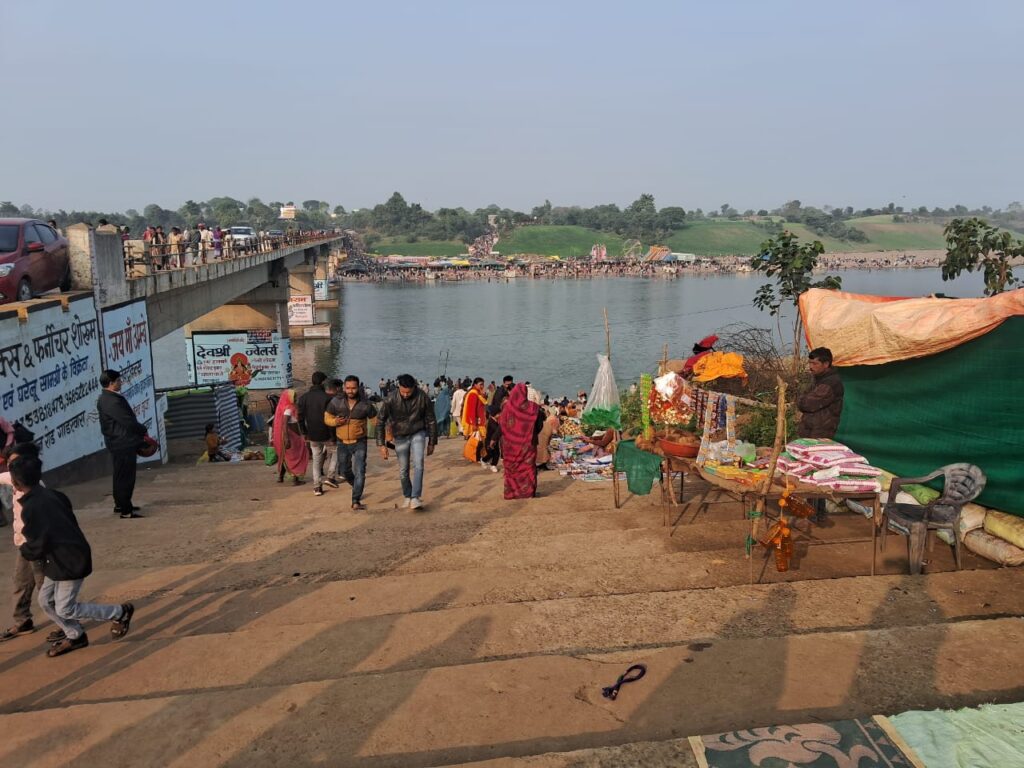 मकर संक्रांति के पावन पर्व पर हजारों श्रद्धालुओं ने लगाई आस्था की डुबकी