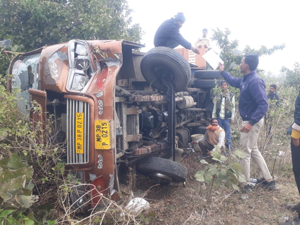 यात्री बस अनियंत्रित होकर पलटी,8 यात्री घायल, मची चीख पुकार