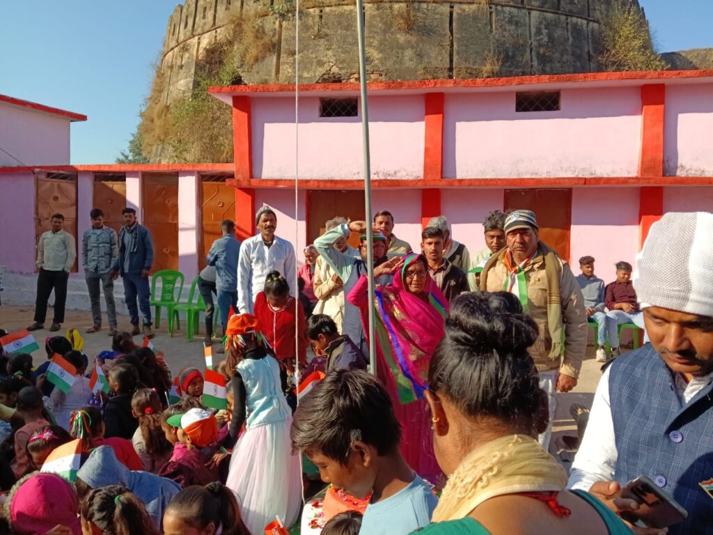 जतारा जनपद की ग्राम पंचायत केशवगढ़ में सरपंच श्रीमती शशि जैन के द्वारा पंचायत भवन परिसर में फहराया गया