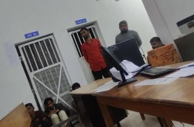 ब्रेकिंग न्यूज़ सुल्तानपुर पुलिस की बड़ी कार्यवाही सुल्तानपुर क्षेत्र के ग्राम गाढ़ा चम्पानेर के जंगल में चल रहे जुए की फड़ पर पुलिस ने मारा छापा 7 जुआरी गिरफ्तार लगभग 7 मौके से फरार 3 बाइक नगद राशि सहित 7 जुआरी गिरफ्तार