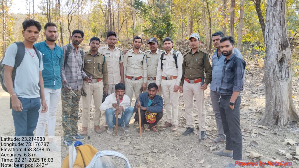 सागौन पेड़ों की कटाई करते दो आरोपियों को पकड़ा