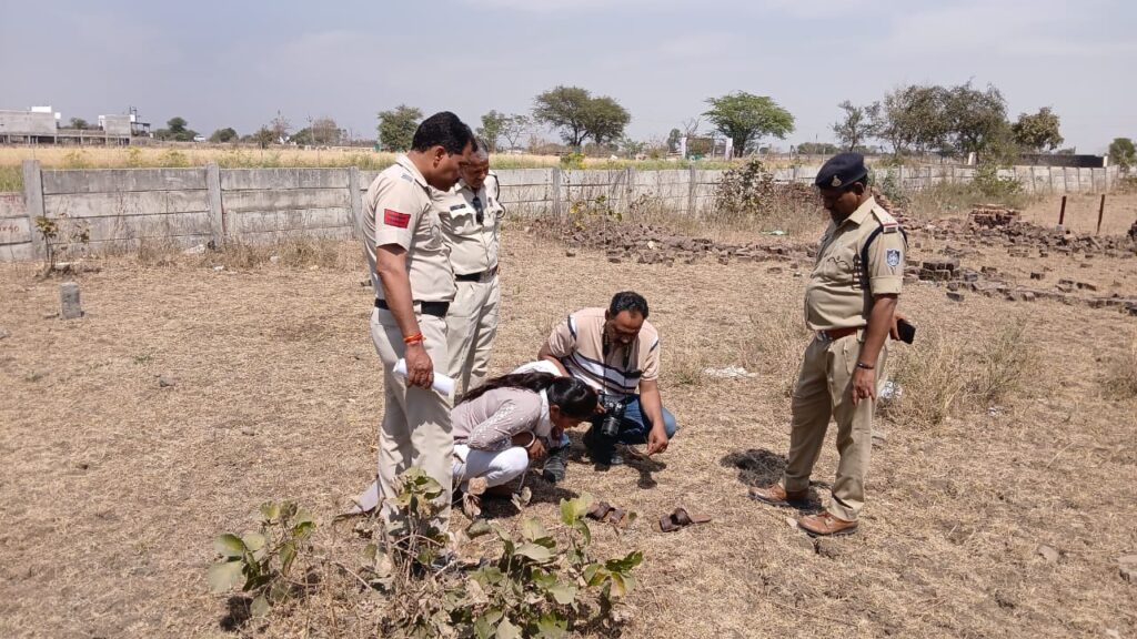 बालू रेती में दबी मिली लाश से नगर में फैली सनसनी, सिर पर मिले चोट के निशान, जिसका था मकान उसी का था शव