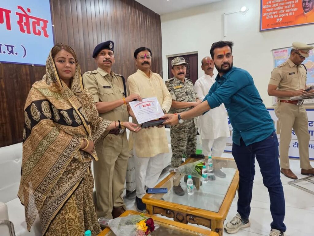 दिशा स्टूडेंट लर्निंग सेंटर द्वारा मध्यप्रदेश एवं उत्तरप्रदेश पुलिस आरक्षक पद पर 28 छात्र छात्राओं के चयन के उपलक्ष्य में आयोजित