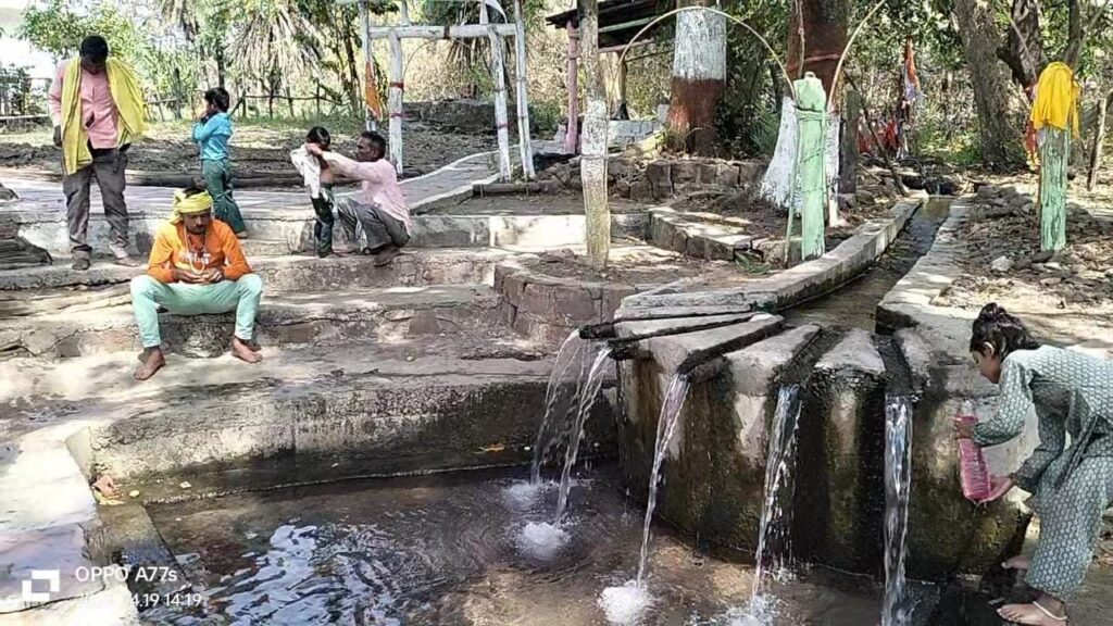 क्यों पढ़ा यहां का नाम केरवना धाम क्या है यहां की विशेषताएं कितने वर्षों से यहां रहे ऋषि मुनि  क्यों बहती है यहां जल की धाराएं  गर्मियों में बढ़ता पानी का स्तर बरसात में क्यों जूझता पानी कम क्या है ऐसा चमत्कार