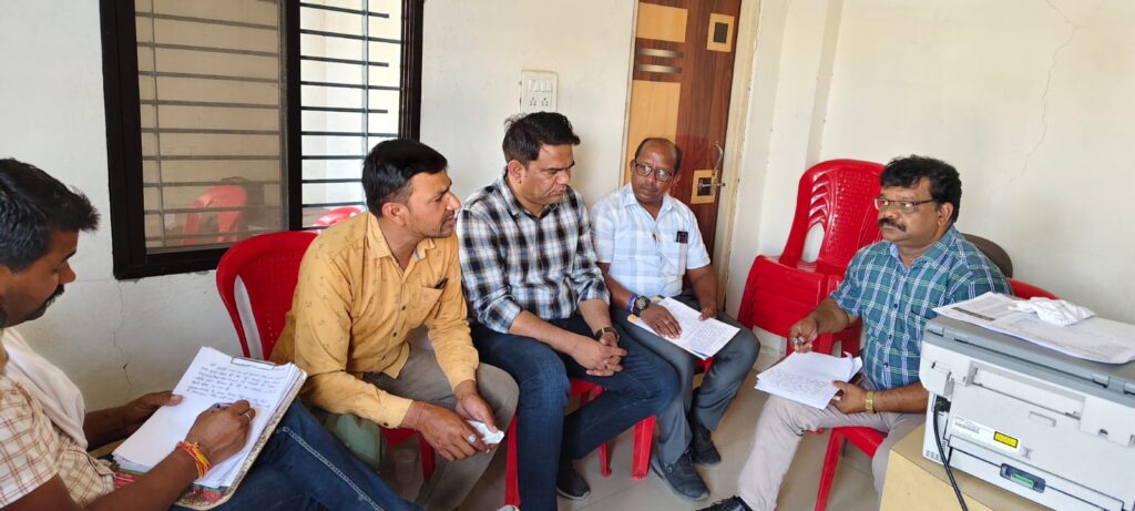 उपार्जन केंद्र पर सर्वेयर द्वारा गेहूं की गुणवत्ता जांच के लिए थैली में सुरक्षित रखा जा रहा है गेहूं का सेंपल