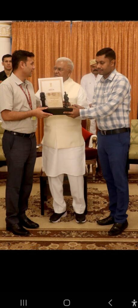 राज्‍यपाल ने संभागायुक्‍त श्री कृष्‍ण गोपाल तिवारी को नर्मदापुरम संभाग में झंडा निधि में लक्ष्‍य से अधिक राशि जमा करने पर सम्‍मानित किया