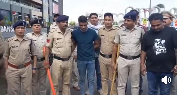 भोपाल रानी कमलापति रेलवे स्टेशन परिसर में पुलिस कांस्टेबल के साथ मारपीट कर वर्दी फाड़ने वाले आरोपी पुलिस गिरफ्त में , पुलिस ने आरोपियों का निकाला जुलूस।