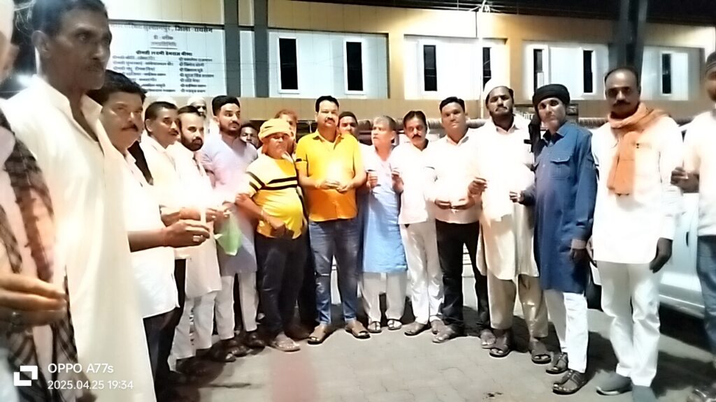 पहलगाम में हुए आतंकवादी हमले के विरोध में केंडल लमार्च निकाल कर आतंकवाद का किया विरोध आतंकी हमले में मारे गए 26 लोगों को दो मिनट मौन व्रत रखकर दी श्रद्धांजलि